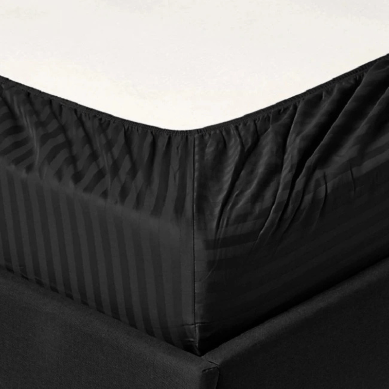 Casa si Gradina - Textile si covoare - Lenjerii de pat - Protectie saltea - Husa de pat cu elastic Kotonia Home Deco, 100% bumbac, Damasc Saten, dimensiune dungi 1 cm, Negru, 180x200+25 cm - Infinity.ro