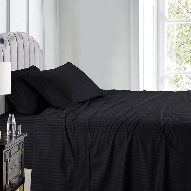 Casa si Gradina - Textile si covoare - Lenjerii de pat - Protectie saltea - Husa de pat cu elastic Kotonia Home Deco, 100% bumbac, Damasc Saten, dimensiune dungi 1 cm, Negru, 180x200+25 cm - Infinity.ro