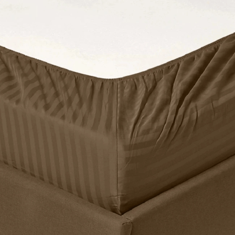 Casa si Gradina - Textile si covoare - Lenjerii de pat - Protectie saltea - Husa de pat cu elastic Kotonia Home Deco, 100% bumbac, Damasc Saten, dimensiune dungi 1 cm, Ciocolata, 160x200+20 cm - Infinity.ro