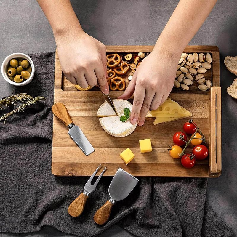 Casa si Gradina - Bucatarie si vesela - Vesela si tacamuri - Platouri de bucatarie - Set servire aperitive si branzeturi, 5 piese, cutite si ustensile pentru servire din inox, bambus, 35.8x28x1.5cm - Infinity.ro