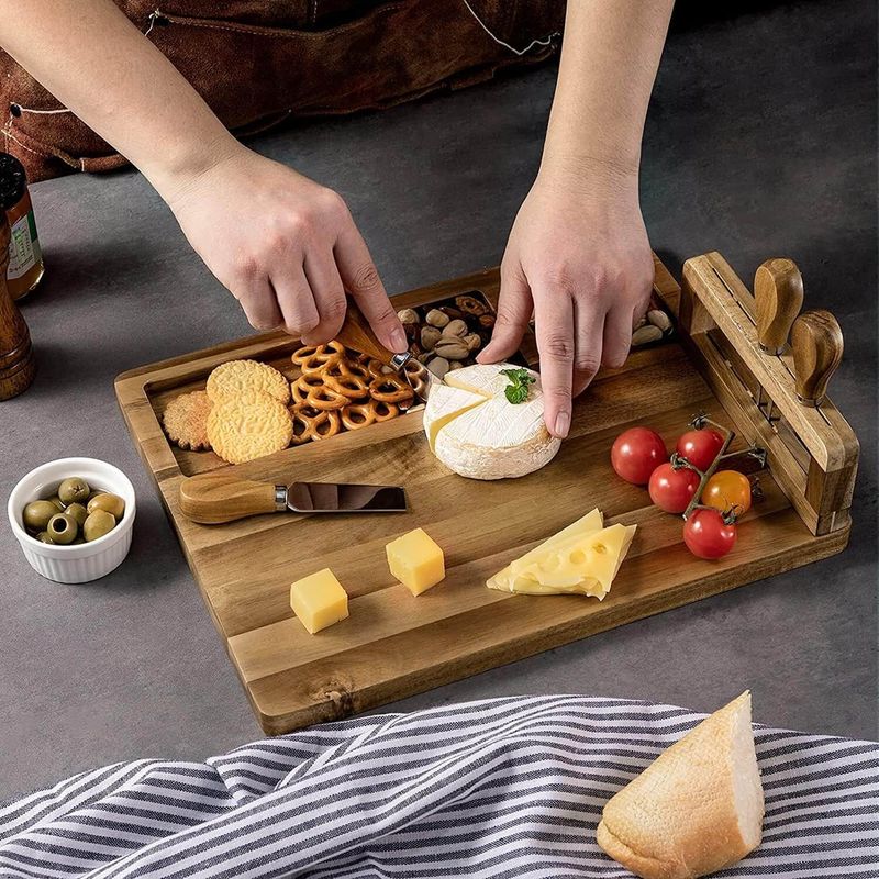 Casa si Gradina - Bucatarie si vesela - Vesela si tacamuri - Platouri de bucatarie - Set servire aperitive si branzeturi, 5 piese, cutite si ustensile pentru servire din inox, bambus, 35.8x28x1.5cm - Infinity.ro