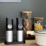 Casa si Gradina - Bucatarie si vesela - Ustensile bucatarie - Rasnite si dozatoare condimente - Set 2 rasnite electrice pentru condimente, reincarcabile, lumina LED, reglaj macinare, stand pentru incarcare, otel, Gri - Infinity.ro