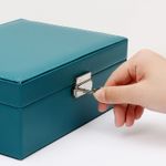 Fashion, accesorii si bijuterii - Femei - Bijuterii femei - Cutii bijuterii - Cutie Pentru Bijuterii, cu 2 nivele, Compartimente Practice, inchidere cu cheie, 23x17x9 cm, textil si piele eco, verde - Infinity.ro