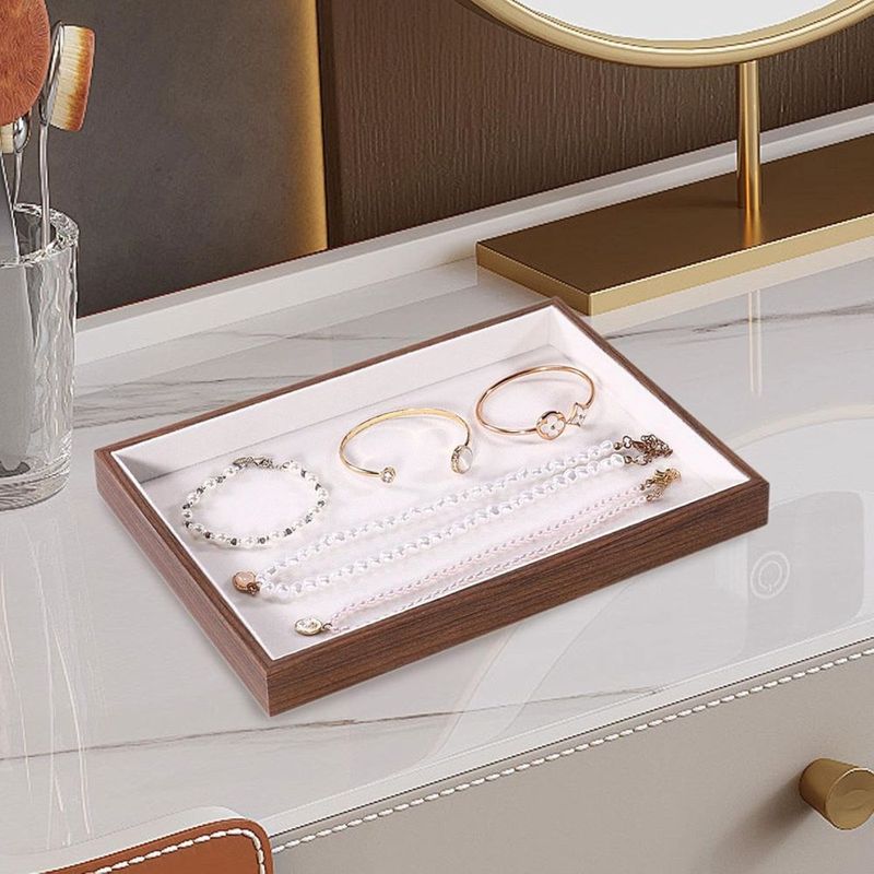 Fashion, accesorii si bijuterii - Femei - Bijuterii femei - Cutii bijuterii - Tava expunere si organizator bijuterii, lemn de nuc, un compartiment, interior moale, 36×26x3cm, lemn si interior crem - Infinity.ro