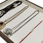 Fashion, accesorii si bijuterii - Femei - Bijuterii femei - Cutii bijuterii - Tava expunere si organizator bijuterii, lemn de nuc, un compartiment, interior moale, 36×26x3cm, lemn si interior crem - Infinity.ro