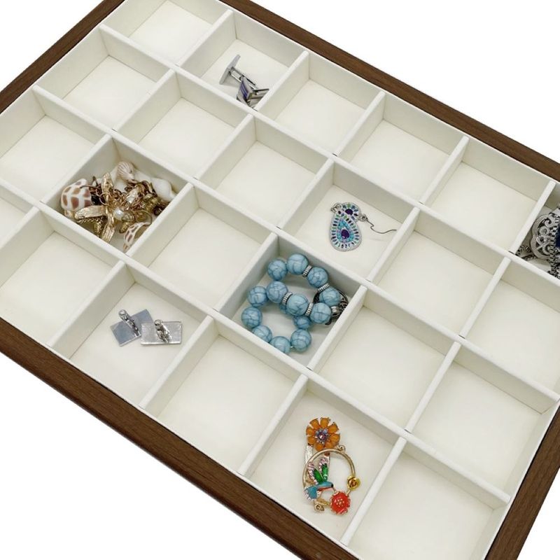 Fashion, accesorii si bijuterii - Femei - Bijuterii femei - Cutii bijuterii - Tava expunere si organizator bijuterii, lemn de nuc, 24 compartimente, interior moale, 36×26x3 cm, maro si interior crem - Infinity.ro