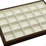 Fashion, accesorii si bijuterii - Femei - Bijuterii femei - Cutii bijuterii - Tava expunere si organizator bijuterii, lemn de nuc, 24 compartimente, interior moale, 36×26x3 cm, maro si interior crem - Infinity.ro
