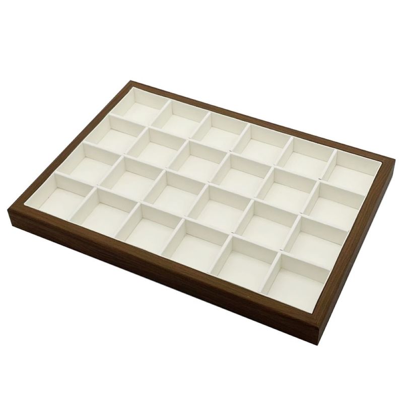 Fashion, accesorii si bijuterii - Femei - Bijuterii femei - Cutii bijuterii - Tava expunere si organizator bijuterii, lemn de nuc, 24 compartimente, interior moale, 36×26x3 cm, maro si interior crem - Infinity.ro