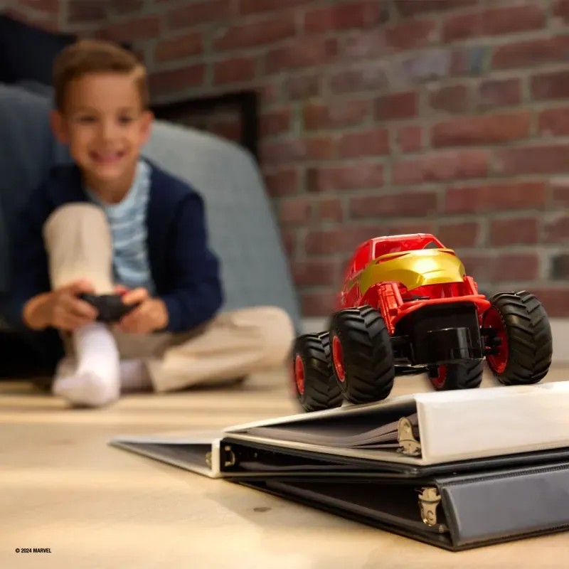Jucarii, Copii si Bebe - Jucarii si jocuri - Vehicule si jucarii cu telecomanda - Utilaje constructie de jucarie - Monster Jam Marvel Camion Gigant Cu Telecomanda  Iron Man Scara 1 La 24 - Infinity.ro