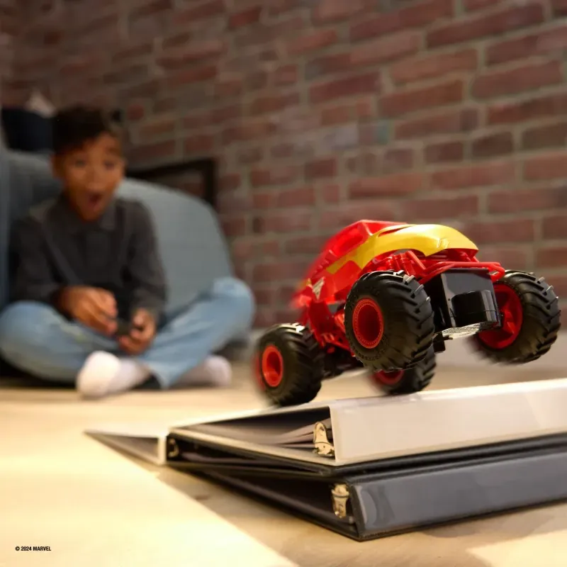 Jucarii, Copii si Bebe - Jucarii si jocuri - Vehicule si jucarii cu telecomanda - Utilaje constructie de jucarie - Monster Jam Marvel Camion Gigant Cu Telecomanda  Iron Man Scara 1 La 24 - Infinity.ro
