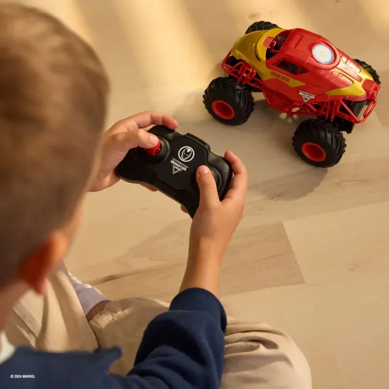 Jucarii, Copii si Bebe - Jucarii si jocuri - Vehicule si jucarii cu telecomanda - Utilaje constructie de jucarie - Monster Jam Marvel Camion Gigant Cu Telecomanda  Iron Man Scara 1 La 24 - Infinity.ro