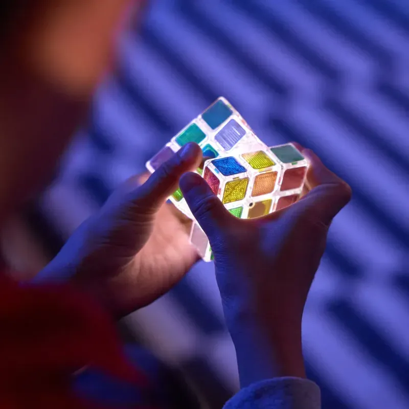 Jucarii, Copii si Bebe - Jucarii si jocuri - Jocuri si puzzle - Jocuri de societate - Cub Rubiks Pulse Luminos - Infinity.ro