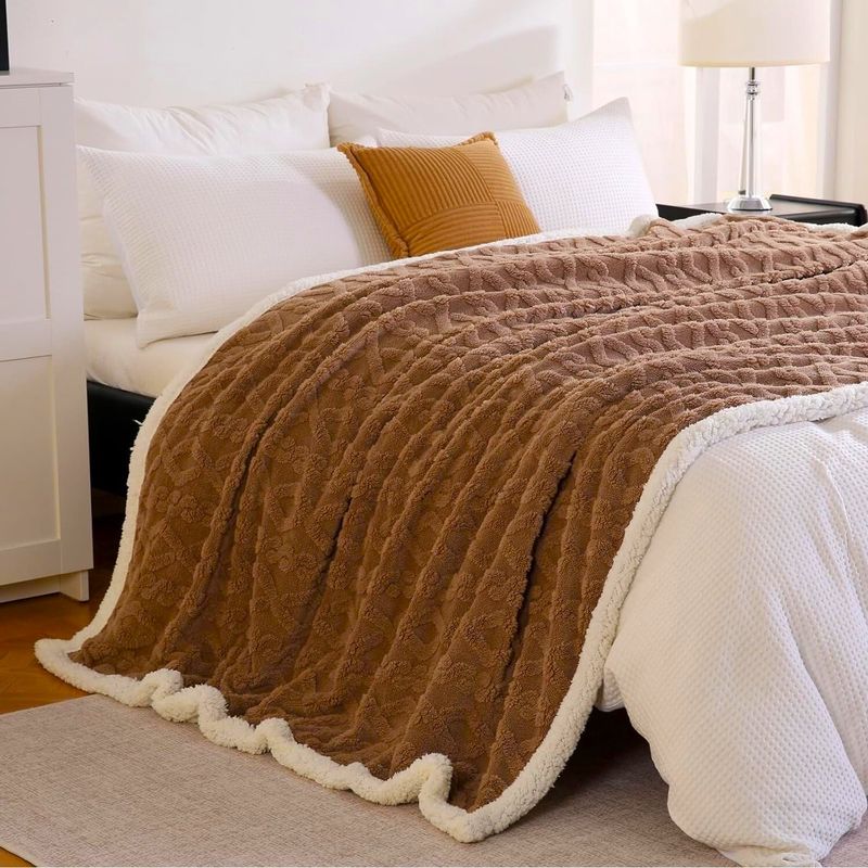 Casa si Gradina - Textile si covoare - Pături și cuverturi - Cuverturi - Cuvertura Soft Cocolino doua straturi - dimensiune 200x230 cm si fete perna decor 60x60 cm, 100% microfibra, ciocolata - Infinity.ro