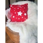 Casa si Gradina - Textile si covoare - Lenjerii de pat - Fete de perna - Fata de perna decor Kotonia Home Stars - 50x50 cm, 100% bumbac, rosie cu motive de Craciun - Infinity.ro