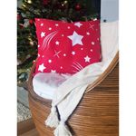 Casa si Gradina - Textile si covoare - Lenjerii de pat - Fete de perna - Fata de perna decor Kotonia Home Stars - 50x50 cm, 100% bumbac, rosie cu motive de Craciun - Infinity.ro