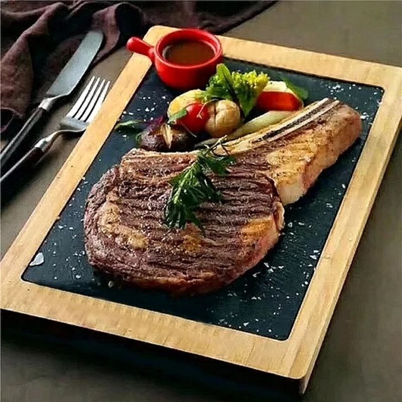 Casa si Gradina - Bucatarie si vesela - Ustensile bucatarie - Tavi servire - Set de Servire Elegant din Piatra Ardezie cu Suport din Lemn de Acacia  33 x 23 cm - Infinity.ro