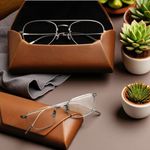 Ingrijire personala si Cosmetice - Sanatate si wellness - Optica medicala - Accesorii intretinere ochelari si lentile - Port ochelari, vedere si soare, cafeniu, inchidere magnetica, 15,5x6 cm, protectie sporita - Infinity.ro