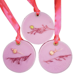 Casa si Gradina - Decoratiuni - Aromaterapie si lumanari - Odorizante camera - Set 3 Tablete Parfumate dulap haine, Odorizant, Flower Kiss – Trandafir, Iasomie, Frezie, handmade, ceara soia, 70g - Infinity.ro