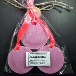 Casa si Gradina - Decoratiuni - Aromaterapie si lumanari - Odorizante camera - Set 3 Tablete Parfumate dulap haine, Odorizant, Flower Kiss – Trandafir, Iasomie, Frezie, handmade, ceara soia, 70g - Infinity.ro