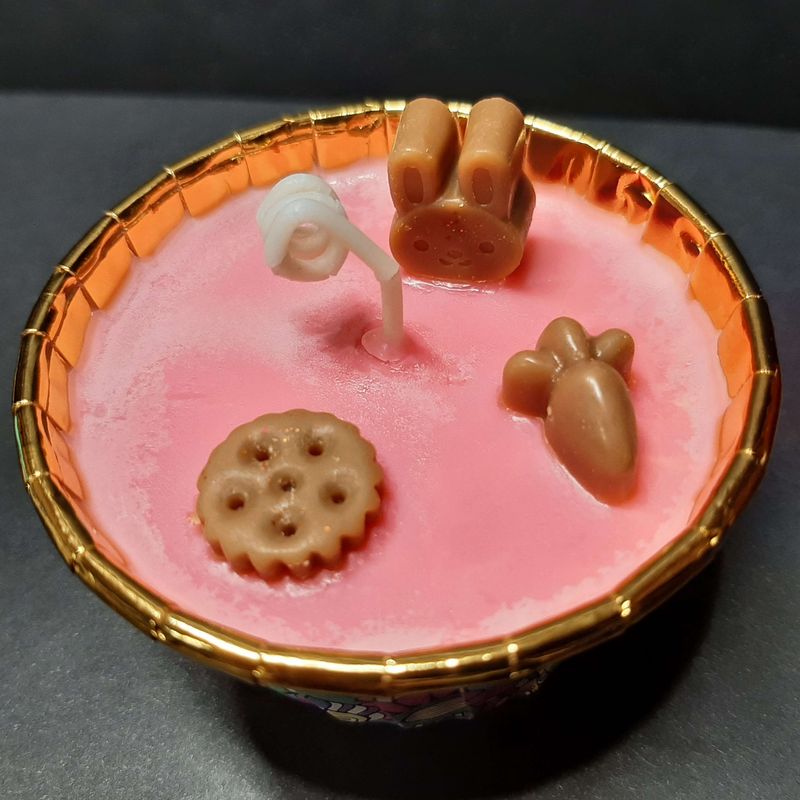 Casa si Gradina - Decoratiuni - Aromaterapie si lumanari - Lumanari si candele - Lumânare parfumată Cupcake, Prăjiturica Delicioasă – Prună, Cognac, Căpșuni, Biscuiți, handmade, 80g - Infinity.ro