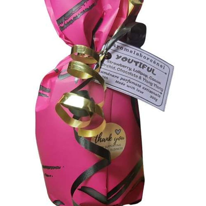 Casa si Gradina - Decoratiuni - Aromaterapie si lumanari - Lumanari si candele - Lumânare parfumată cu fitil lemn, Youtiful – Căpșuni, Acadea, Cacao, Orhidee, Ciocolată și Ylang Ylang, handmade, 300g - Infinity.ro