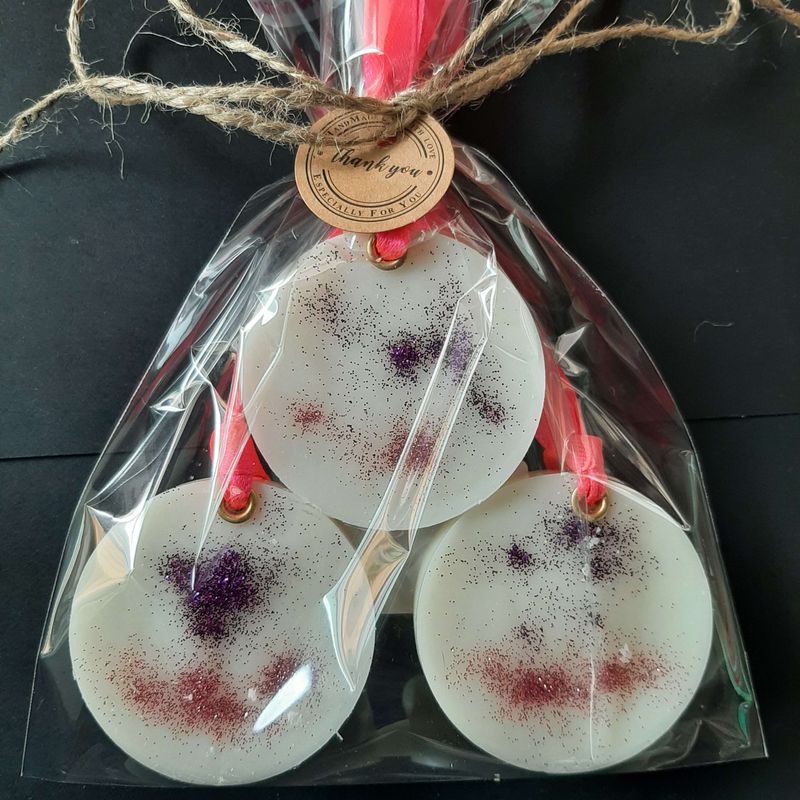 Casa si Gradina - Decoratiuni - Aromaterapie si lumanari - Odorizante camera - Set 3 Tablete Parfumate dulap haine, Odorizant, Cires Japonez – Sakura, Bergamot, handmade, ceară soia, 70g - Infinity.ro