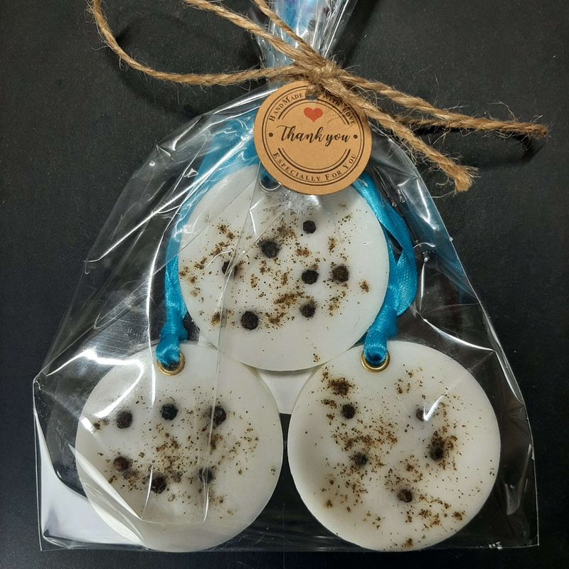 Casa si Gradina - Decoratiuni - Aromaterapie si lumanari - Odorizante camera - Set 3 Tablete Parfumate dulap haine, Odorizant, Antimolii – Cedru, Piper Negru, Cuisoare, handmade, ceară soia, 70g - Infinity.ro