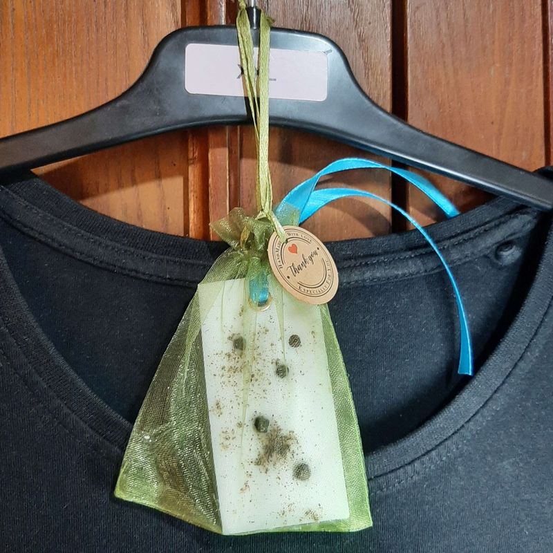 Casa si Gradina - Decoratiuni - Aromaterapie si lumanari - Odorizante camera - Parfumant dulap haine, Antimolii – Cedru, Piper Negru, Cuisoare, Dreptunghi, handmade, ceară soia, 25g - Infinity.ro