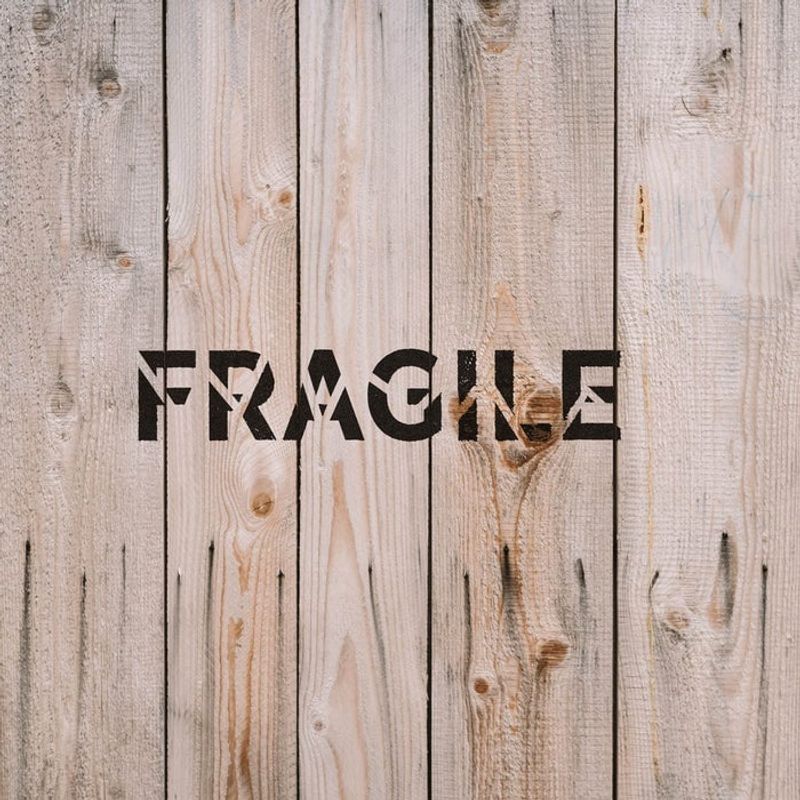 Casa si Gradina - Decoratiuni - DIY - Sabloane decorative pereti - Sablon Perete vopsire, tencuiala 0.7mm Fragile Word Broken Refolosibil, model MXSP7251, 800 x 800 mm, 0.70mm - Infinity.ro