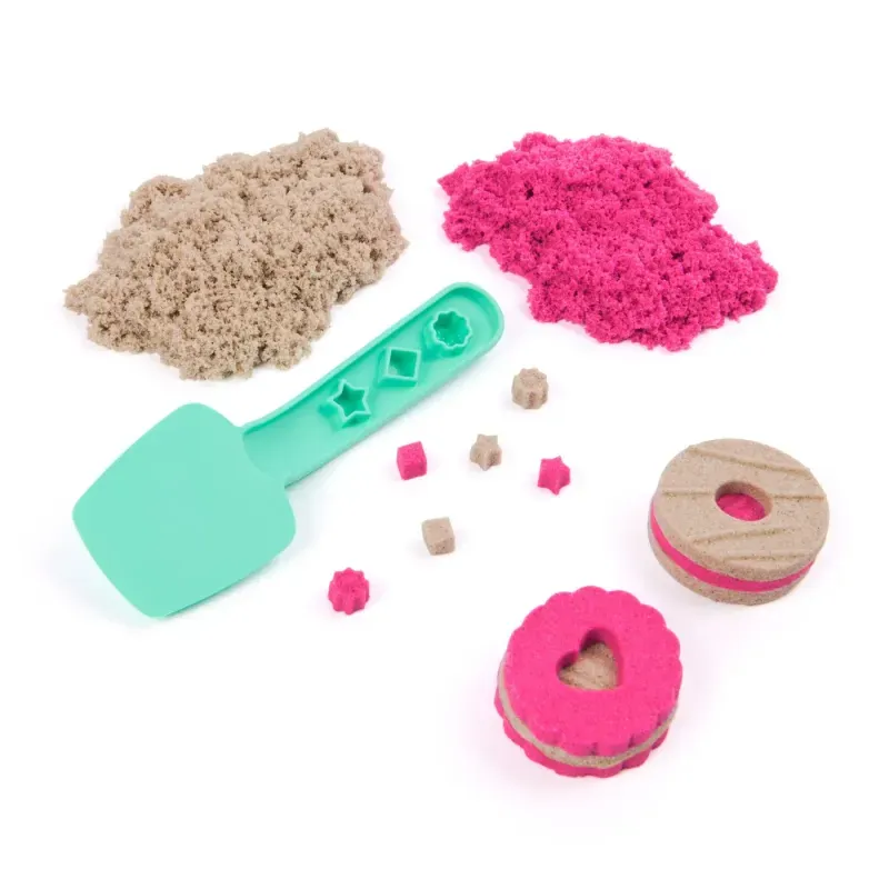 Jucarii, Copii si Bebe - Jucarii si jocuri - Jucarii & jocuri educative - Pasta, lut si nisip modelabil - Set de joaca cu nisip si diverse forme, Kinetic Sand, Cutie cu fursecuri - Infinity.ro