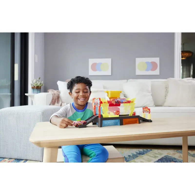 Jucarii, Copii si Bebe - Jucarii si jocuri - Vehicule si jucarii cu telecomanda - Masinute - Cars Set De Joaca Spalatorie Auto Cu 1 Masinuta Inclusa Color Change - Infinity.ro