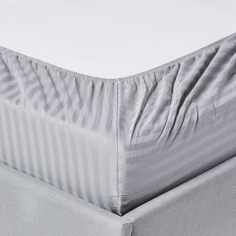 Casa si Gradina - Textile si covoare - Lenjerii de pat - Protectie saltea - Husa de pat cu elastic Kotonia Home Deco, 100% bumbac, Damasc Saten, dimensiune dungi 1 cm, Gri, 180x200+25 cm - Infinity.ro