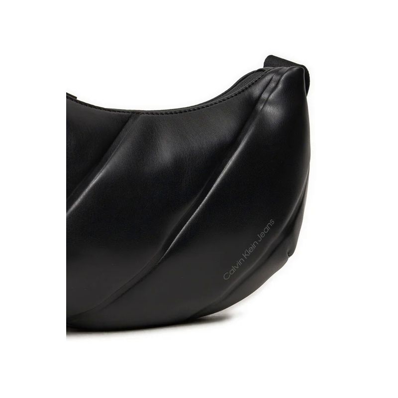 Fashion, accesorii si bijuterii - Femei - Accesorii femei - Genti si rucsacuri femei - Geanta dama Calvin Klein Jeans Quilted Crescent Cb Bag24 K60K612370 Negru 24 x 17 x 6.5 cm - Infinity.ro