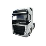 Jucarii, Copii si Bebe - Jucarii si jocuri - Vehicule si jucarii cu telecomanda - Masinute - Macheta Cap tractor Volvo 1:32 V6 6x4 argintiu !!!Atentie oglinda stanga rupta!!! - Infinity.ro