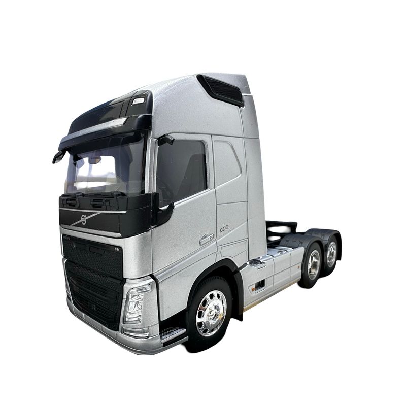 Jucarii, Copii si Bebe - Jucarii si jocuri - Vehicule si jucarii cu telecomanda - Masinute - Macheta Cap tractor Volvo 1:32 V6 6x4 argintiu !!!Atentie oglinda stanga rupta!!! - Infinity.ro