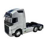 Jucarii, Copii si Bebe - Jucarii si jocuri - Vehicule si jucarii cu telecomanda - Masinute - Macheta Cap tractor Volvo 1:32 V6 6x4 argintiu !!!Atentie oglinda stanga rupta!!! - Infinity.ro