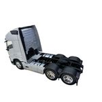 Jucarii, Copii si Bebe - Jucarii si jocuri - Vehicule si jucarii cu telecomanda - Masinute - Macheta Cap tractor Volvo 1:32 V6 6x4 argintiu !!!Atentie oglinda stanga rupta!!! - Infinity.ro