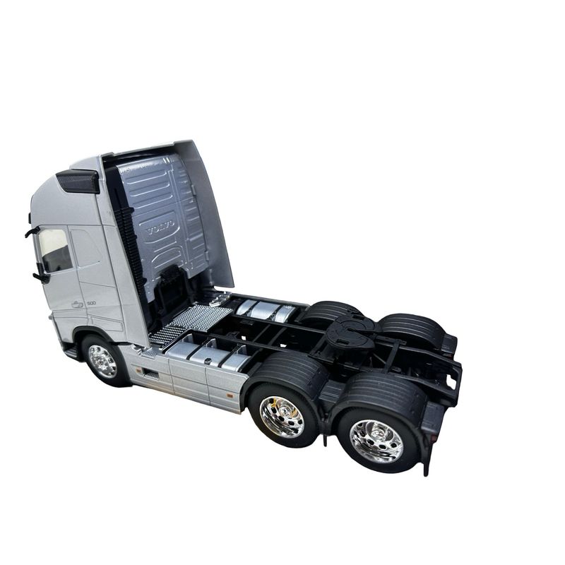 Jucarii, Copii si Bebe - Jucarii si jocuri - Vehicule si jucarii cu telecomanda - Masinute - Macheta Cap tractor Volvo 1:32 V6 6x4 argintiu !!!Atentie oglinda stanga rupta!!! - Infinity.ro