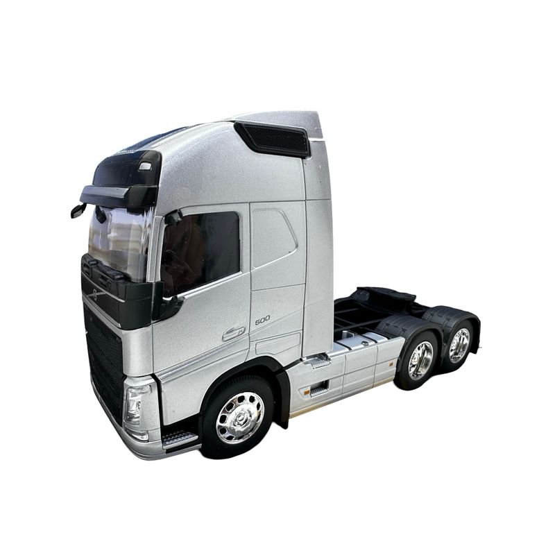 Jucarii, Copii si Bebe - Jucarii si jocuri - Vehicule si jucarii cu telecomanda - Masinute - Macheta Cap tractor Volvo 1:32 V6 6x4 argintiu !!!Atentie oglinda stanga rupta!!! - Infinity.ro