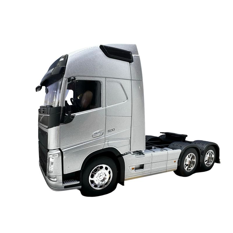 Jucarii, Copii si Bebe - Jucarii si jocuri - Vehicule si jucarii cu telecomanda - Masinute - Macheta Cap tractor Volvo 1:32 V6 6x4 argintiu !!!Atentie oglinda stanga rupta!!! - Infinity.ro