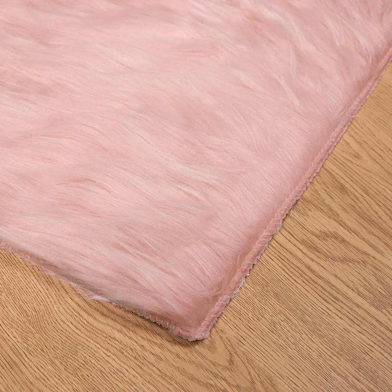 Casa si Gradina - Textile si covoare - Covoare - Covoare casa - Covor Faux din Lana de oaie Roz 140 x 200 cm Poliester - Infinity.ro