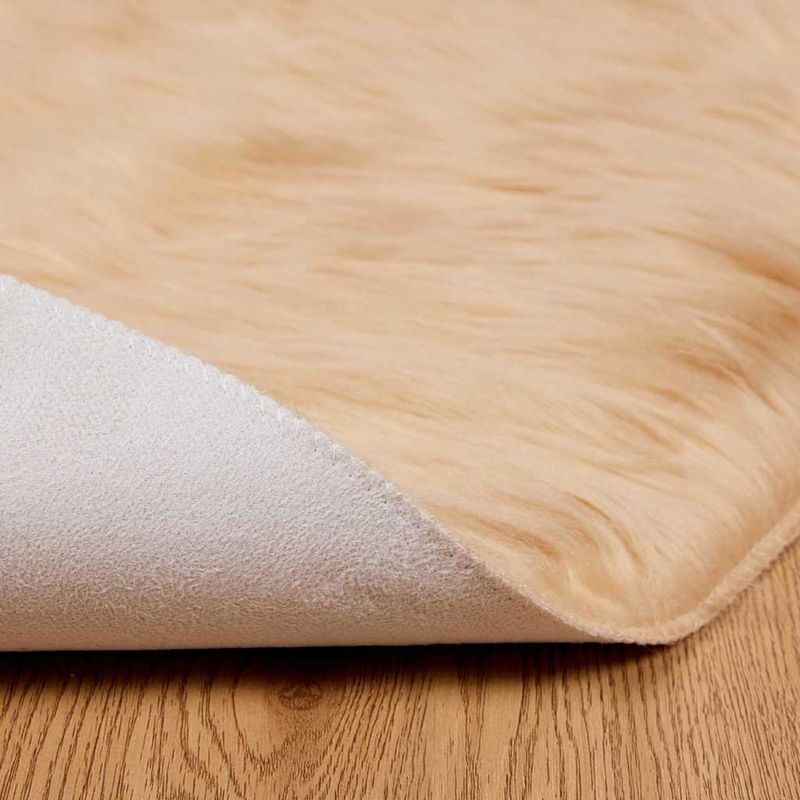 Casa si Gradina - Textile si covoare - Covoare - Covoare casa - Covor Faux din Lana de oaie Bej 120 x 120 cm Poliester - Infinity.ro