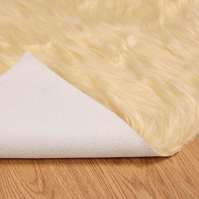 Casa si Gradina - Textile si covoare - Covoare - Covoare casa - Covor Faux din Lana de oaie Crem 200 x 140 cm Poliester - Infinity.ro