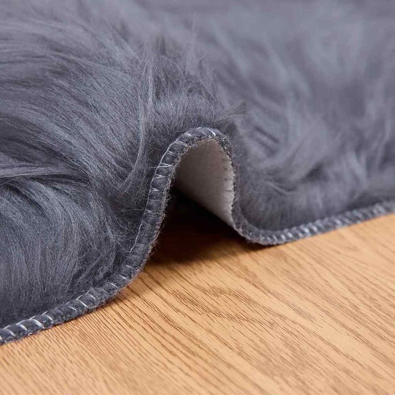 Casa si Gradina - Textile si covoare - Covoare - Covoare casa - Covor Faux din Lana de oaie Antracit 120 x 120 cm Poliester - Infinity.ro