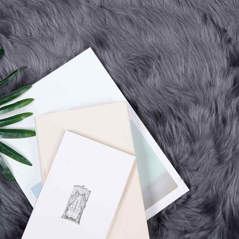 Casa si Gradina - Textile si covoare - Covoare - Covoare casa - Covor Faux din Lana de oaie Antracit 160 x 230 cm Poliester - Infinity.ro