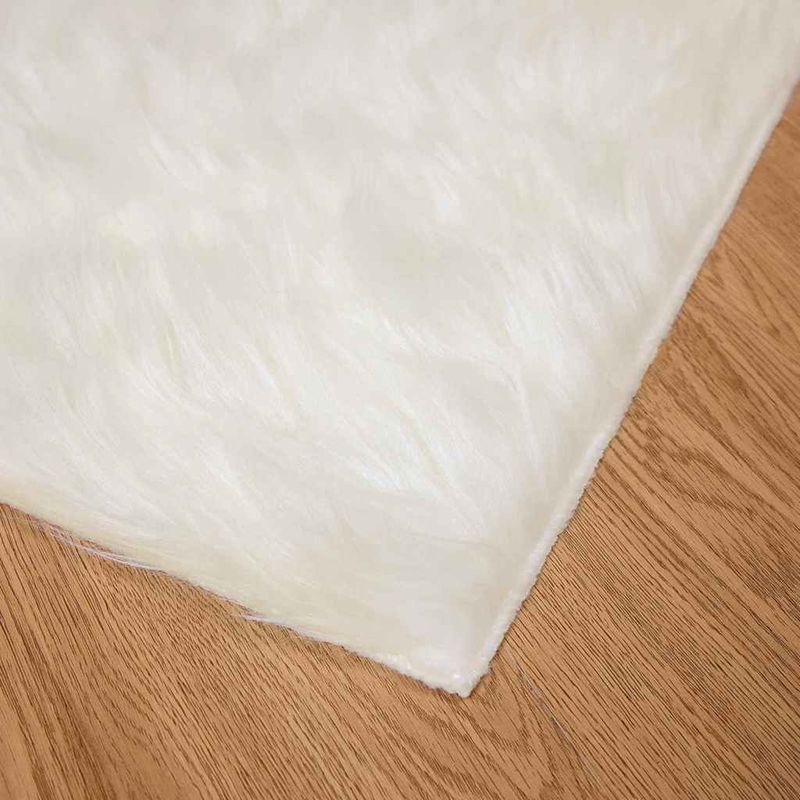 Casa si Gradina - Textile si covoare - Covoare - Covoare casa - Covor Faux din Lana de oaie Alb 200 x 200 cm Poliester - Infinity.ro