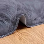 Casa si Gradina - Textile si covoare - Covoare - Covoare casa - Covor Faux din Lana de oaie Antracit 140 x 200 cm Poliester - Infinity.ro