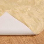 Casa si Gradina - Textile si covoare - Covoare - Covoare casa - Covor Faux din Lana de oaie Crem 160 x 230 cm Poliester - Infinity.ro