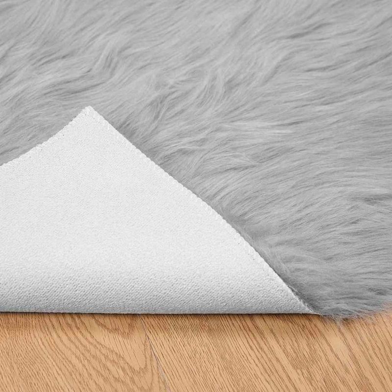 Casa si Gradina - Textile si covoare - Covoare - Covoare casa - Covor Faux din Lana de oaie Gri 140 x 200 cm Poliester - Infinity.ro