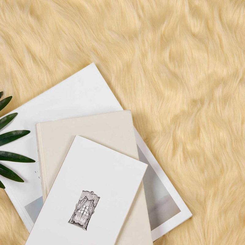 Casa si Gradina - Textile si covoare - Covoare - Covoare casa - Covor Faux din Lana de oaie Crem 240 x 340 cm Poliester - Infinity.ro